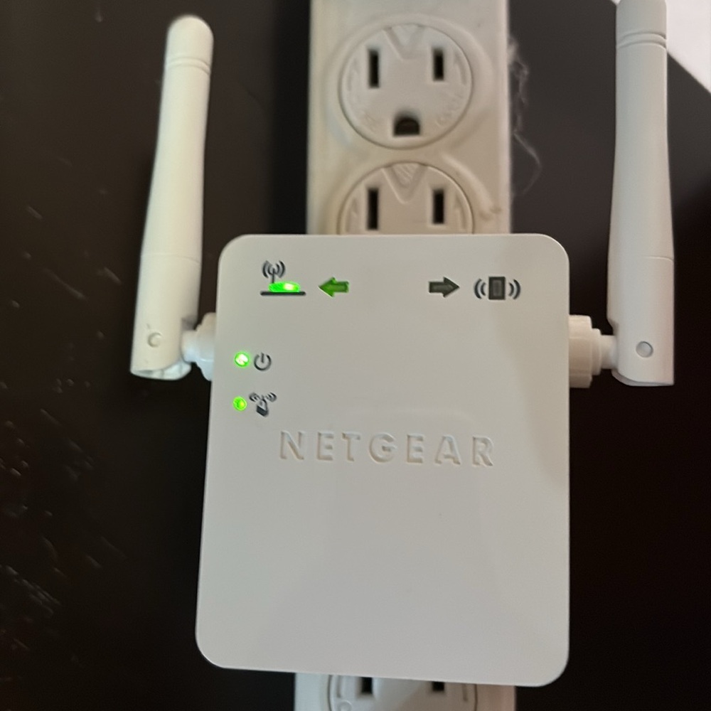 NETGEAR White Universal WiFi Range Extender Model WN3000RPv2 100-240W
